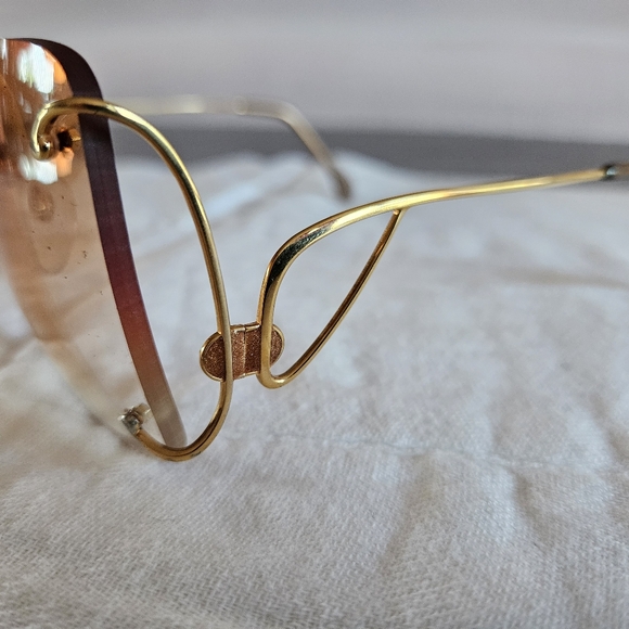 Woman's Fashion Sunglasses and Anne Klein Riviera Case - Picture 4 of 7